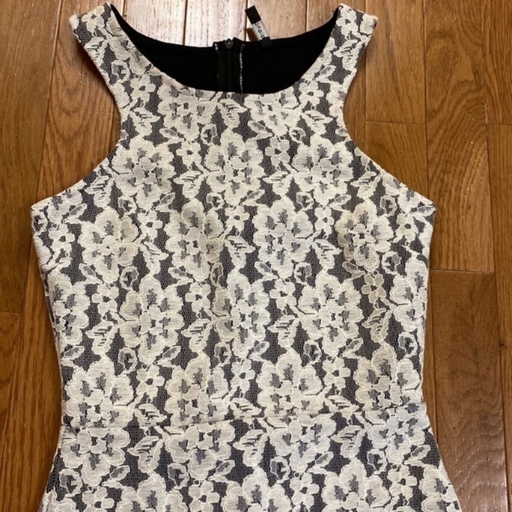 Blanc Bodycon lace dress size small - Picture 4 of 10